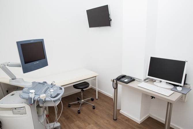 Sonographie-Raum mit modernem Ultraschallgerät von Siemens für Untersuchungen des Abdomens, der Schilddrüse bei Schilddrüsenultraschall  und der männlichen Genitalien bei urologischen Diagnosen